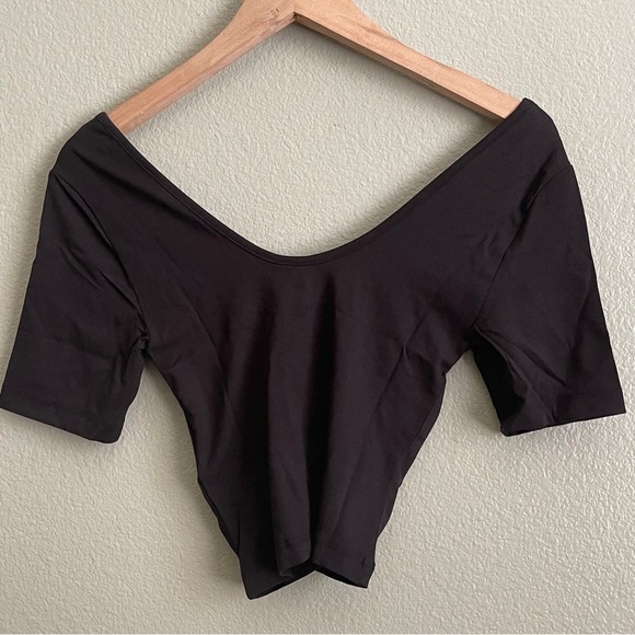 Vero Moda Panda Short Sleeve V-Neck Black Crop Top, Size XS, NWT - Picture 9 of 9